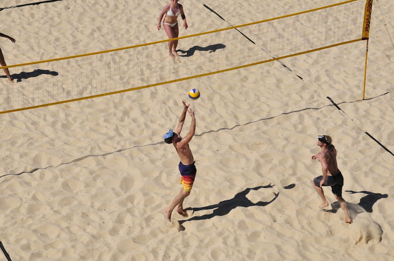 persone che giocano a beach volley nella spiaggia attrezzata del bagno la rotonda a marina di grosseto