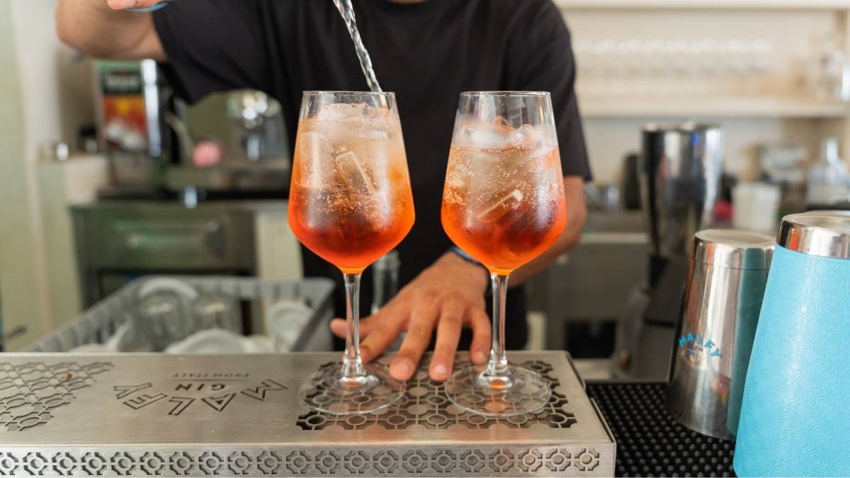 Booking a beach umbrella at Bagno La Rotonda with beach bar and restaurant
